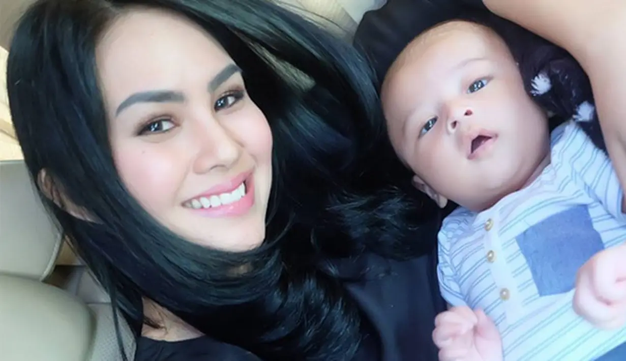 Kartika Putri kembali membuat keputusan yang begitu mulia. Meskipun belum menikah, Kartika kini telah memiliki dua orang anak. Ia kembali mengadopsi seorang bayi laki-laki yang bernama Arka.  (Instagram/kartikaputriworld)