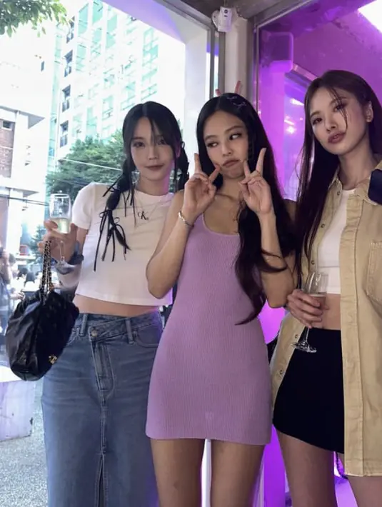 Hong Soo yeon ini pun hadir ke acara Jennie Blackpink. Nampak ia mengenakan atasan crop top putih dipadukan slit skirt denim dan membawa tas Chanel hitamnya.  (@xooos_)