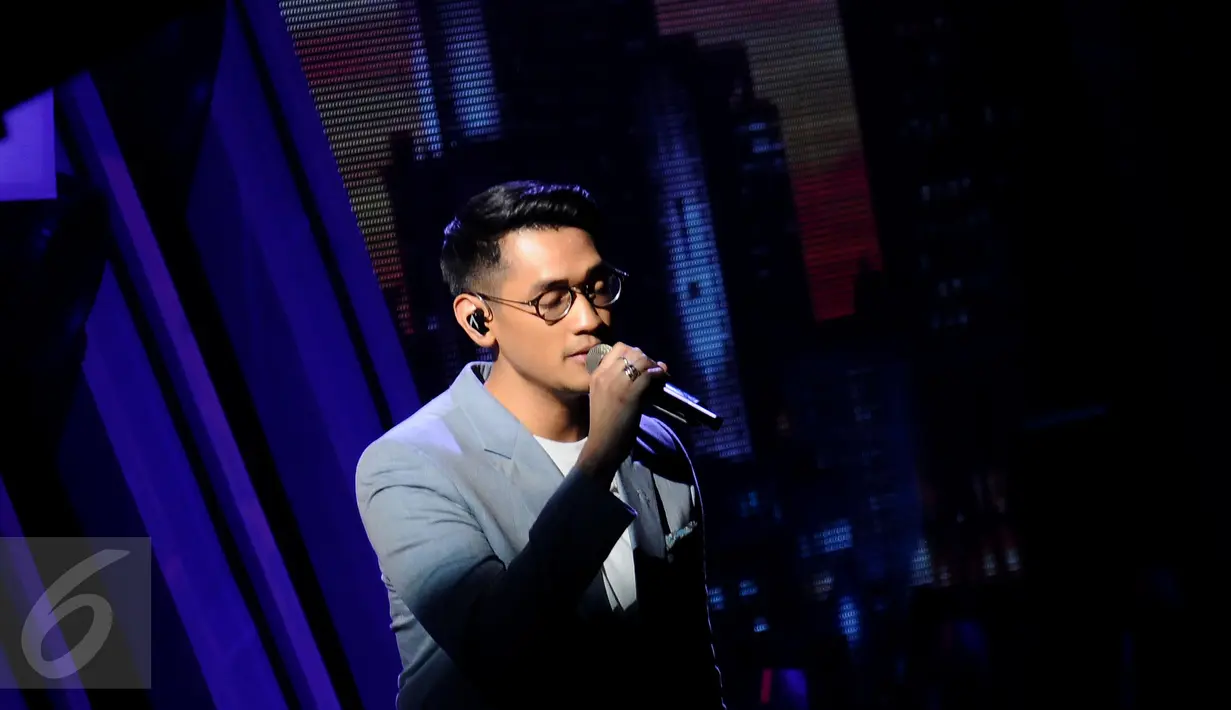 Penyanyi, Afgan saat tampil pada Indonesian Box Office Movie Awards 2017 di Studio 6 Emtek City, Jakarta, Rabu (29/3). (Liputan6.com/Helmi Fithriansyah)