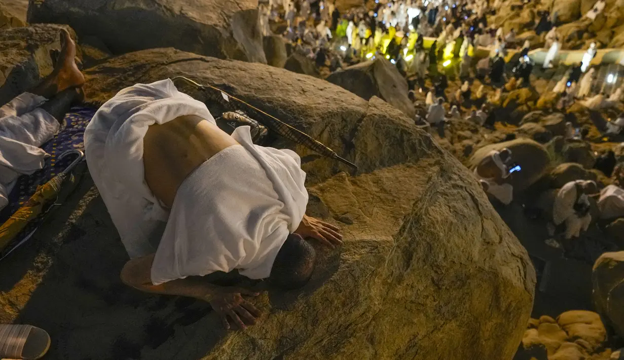 Ibadah wukuf merupakan satu di antara rukun haji yang menjadi syarat sahnya ibadah haji.  (AP Photo/Rafiq Maqbool)