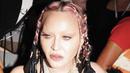 <p>Madonna tampil dengan alis mata yang bahkan hampir tak terlihat</p>