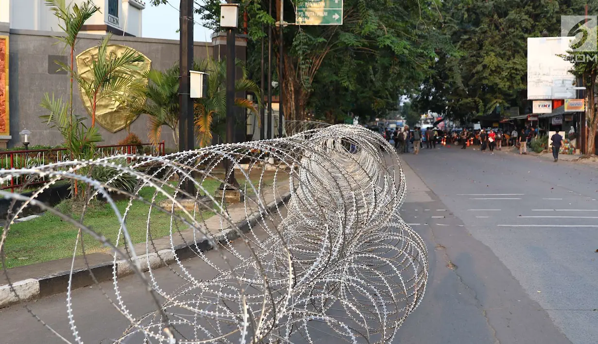 Suasana gerbang  Mako Brimob Kelapa Dua yang dikelilingi kawat berduri di Depok, Jawa Barat, Rabu (9/5). Penjagaan di sekitar lokasi terus diperketat akibat kerusuhan napi teroris yang berlangsung sejak Selasa (8/5) malam lalu. (Liputan6.com/Immanuel Anto