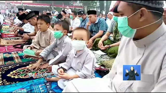 Warga Kota Pontianak, Kalimantan Barat, harus menggunakan masker saat salat Iduladha karena kabut asap masih menggila.