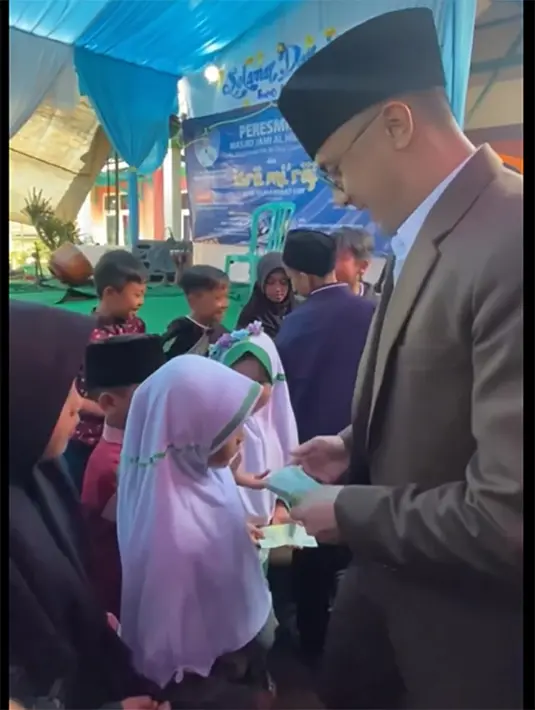 Selesai acara dilanjutkan peresmian masjid pada pukul 11.00 WIB. Dalam momen tersebut, Hegky tampak membagikan uang kepada anak-anak secara langsung. [Instagram/hengkykurniawan]