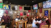 IEG melakukan pemantauan terhadap venue-venue yang diduga melakukan pelanggaran public viewing konten olahraga milik SCM. (Dok. IEG)