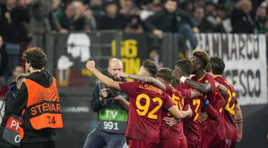 Para pemain AS Roma merayakan setelah rekan mereka, Lorenzo Pellegrini mencetak gol kedua untuk tim ke gawang Ludogorets pada Matchday 6 Grup C Liga Eropa 2022-2023 di Olimpico, Jumat (4/10/2022) dini hari WIB. Giallorossi -julukan AS Roma- sukses meraih kemenangan atas tamunya Ludogorets. (AP Photo/Andrew Medichini)