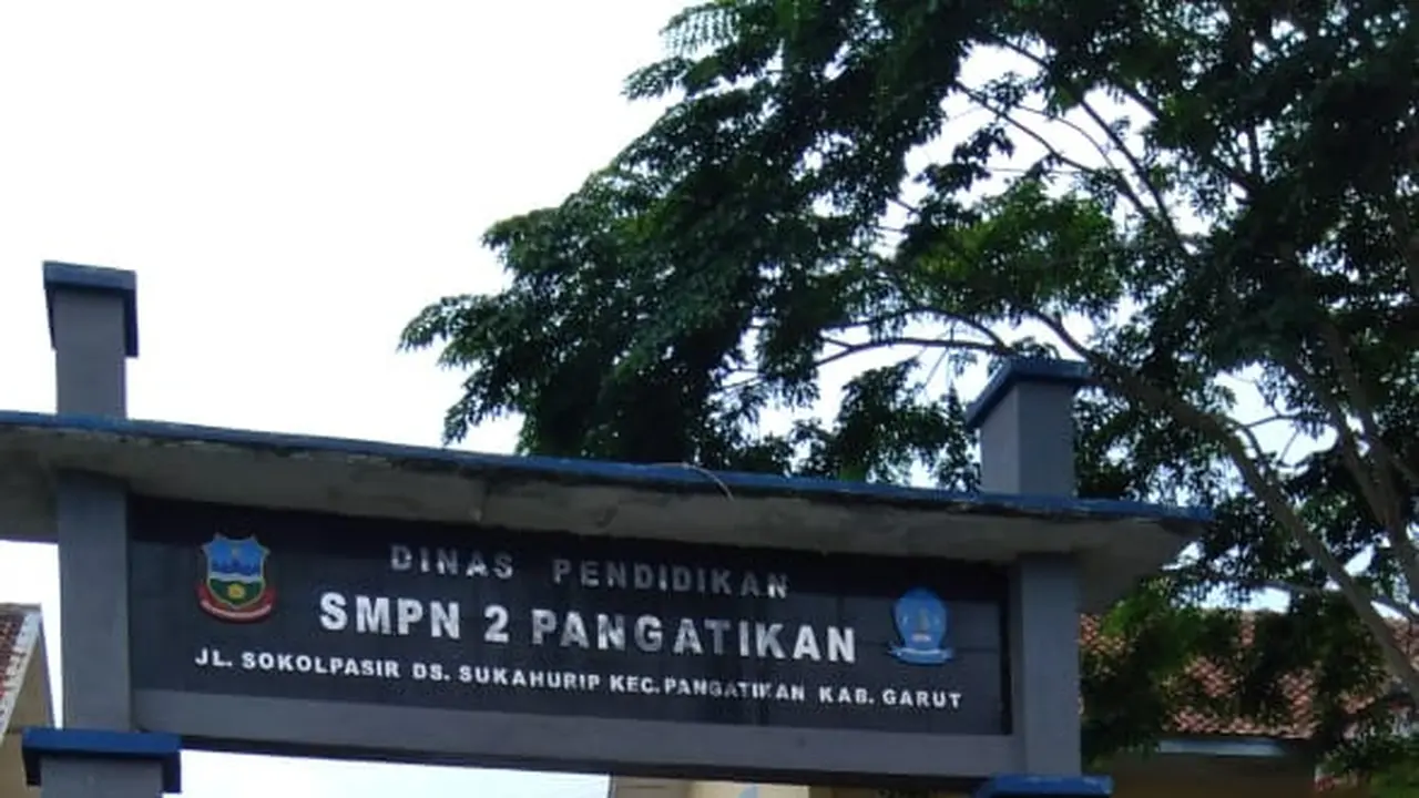 Nampak mobil ambulance keluar dari SMPN 2 Pangatikan membawa, mediang Yusup, yang meninggal setelah mengisi e-Rapot