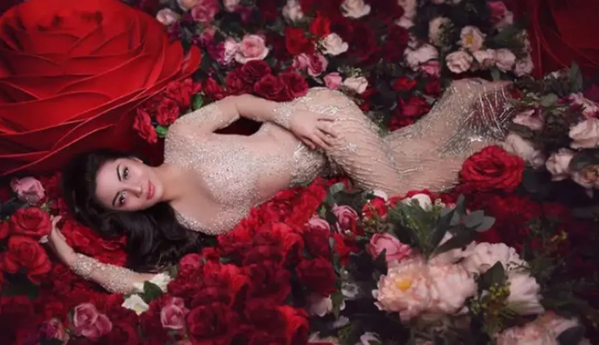 Warna lipstik coral menjadi pilihan bagi kamu yang tidak percaya diri dengan warna lipstik nude pucat. Ariel Tatum kerap mengenakan warna lipstik coral dalam aktivitasnya sehari-hari (instagram/arieltatum)