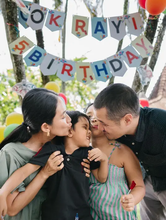 Dari pernikahannya dengan bangsawan berdarah Bali-Australia itu, Happy dikaruniai dua orang anak. Yaitu Tjokorda Sri Kinandari Kerthyasa dan Tjokorda Ngurah Rayidaru Kerthyasa. [Instagram/happysalma]
