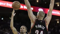 Pemain Golden State Warriors, Stephen Curry (kiri) melepaskan tembakan melewati pemain Portland Trail Blazers, Mason Plumlee #24 pada laga preseason NBA basketball game, Oakland, California, Sabtu (22/10/2016) WIB. Warriors 107-96. (AP/Ben Margot)