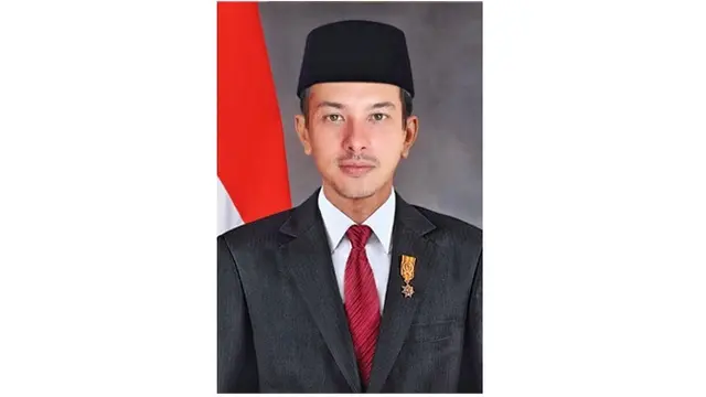 5 Editan Foto Selfie Nicholas Saputra Ini Bikin Senyum Sendiri
