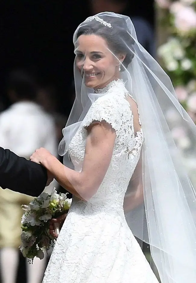 Gaun pernikahan Pippa Middleton rancangan desainer Giles Deacon. (sumber foto: cosmopolitan.com)
