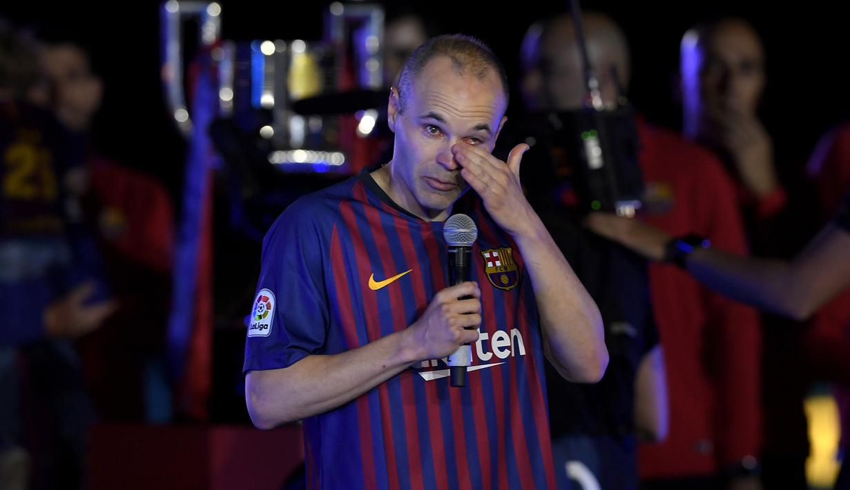 Gelandang Barcelona, Andres Iniesta, menangis saat momen perpisahan pada laga La Liga Spanyol di Stadion Camp Nou, Barcelona, Minggu (20/5/2018). Dirinya berpisah dengan klub yang 22 tahun telah dibela. (AFP/Lluis Gene)