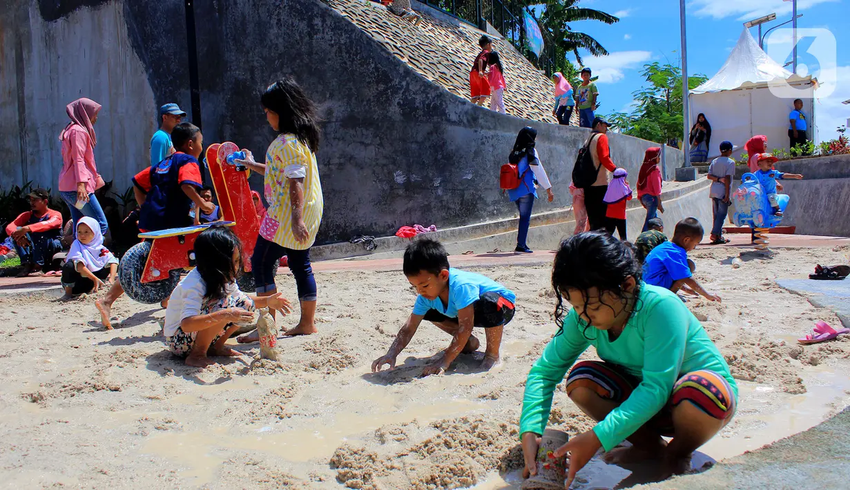Anak-anak bermain pasir di Alun-Alun Kota Depok, Minggu (12/1/2020). Alun-alun seluas 3,9 hektare ini dilengkapi berbagai fasilitas, mulai dari padepokan, wall climbing, skate park, working space, hingga gerai UMKM. (Merdeka.com/Muhammad Fayyadh/Magang)