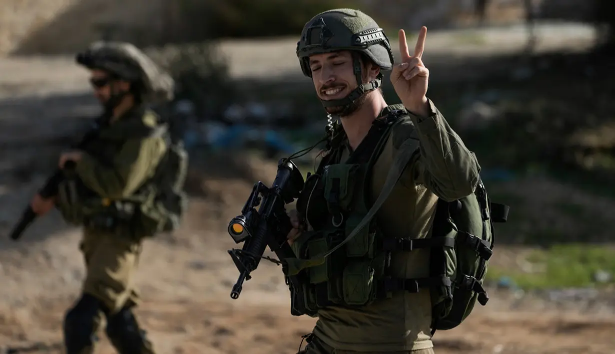 Sementara tentara Israel membombardir Jalur Gaza yang diblokade, penggerebekan juga dilakukan di Tepi Barat dan Yerusalem Timur yang diduduki. Penggerebekan ini juga mengakibatkan penahanan warga Palestina. (AP Photo/Majdi Mohammed)
