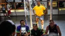 Pengunjung berfoto saat berkeliling Museum Pele di Santos, Brasil, 26 Desember 2022. Pemerintah memberikan Pele penghargaan berupa museum atas sumbangannya mengangkat prestasi sepak bola Brasil. (AP Photo/Matias Delacroix)