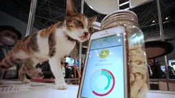 Aplikasi yang disebut "Internet of Animals" selama demontrasi pada Wearable Expo di Tokyo, Jepang (18/1). Gerak dan perilaku hewan tersebut direkam oleh perangkat berbentuk gelang yang bisa dipasangkan di leher. (AP Photo/Eugene Hoshiko)