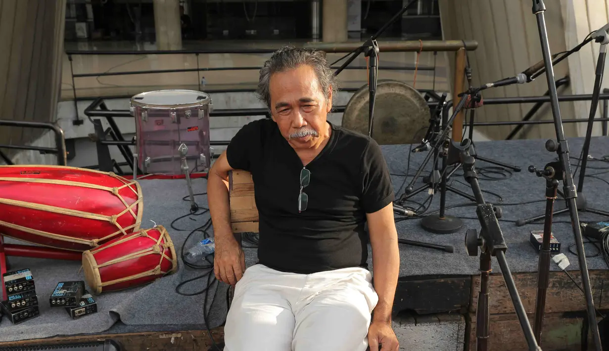 Pada tahun 2009 silam, Ws Rendra meninggal dunia di Depok, Jawa Barat, dalam usia 73 tahun. Selain sebagai penyair, sejak muda ia menulis puisi, skenario drama cerpen dan esai beberapa surat kabar. (Andy Masela/Bintang.com)