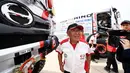 Pembalap Hino Yoshimasa Sugawara dari Jepang tersenyum selama pemeriksaan teknis jelang Reli Dakar 2018 di Lima, Peru (3/1). Yoshimasa Sugawara merupakan pembalap kawakan berusia 76 tahun yang ikut Reli Dakar 2018. (AFP Photo/Franck Fife)
