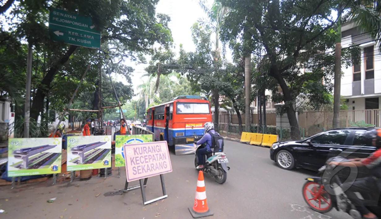 Jalan layang non tol akan dibuat dengan lebar 9 meter dan tinggi 12-20 meter. Sedangkan sisanya, akan menggunakan jalan eksisting, Jakarta, Sabtu (15/2/2015). (Liputan6.com/Herman Zakharia)