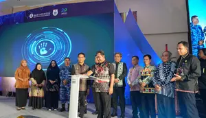 Pj Gubernur Sulbar Bahtiar Baharuddin melauching aplikasi portal investasi (Liputan6.com/Abdul Rajab Umar)