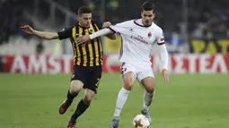 Striker AC Milan, Andre Silva, berusaha melewati bek AEK Athens, Michalis Bakakis, pada laga Liga Europa di Stadion Olympic, Athens, Kamis (2/11/2017). Kedua klub bermain imbang 0-0. (AP/Petros Giannakouris)