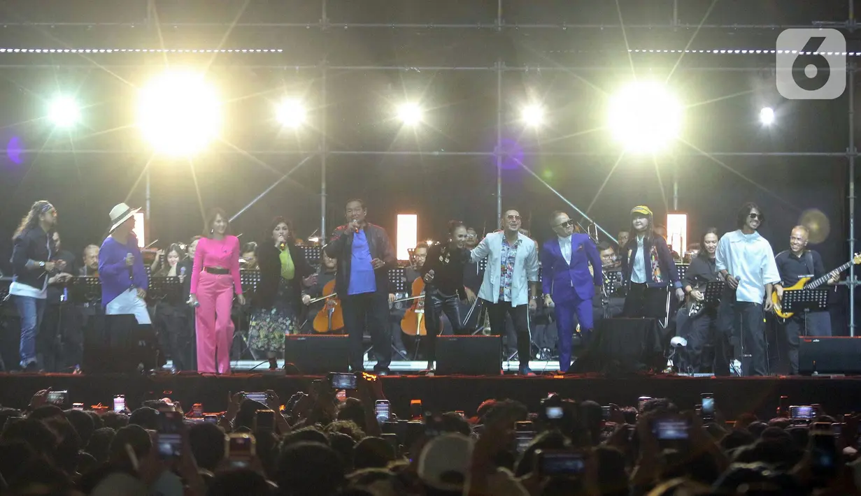 Bersama sejumlah musisi dan penyanyi tanah air, SBY menunjukkan kemampuannya dalam bermusik. (Liputan6.com/Herman Zakharia)
