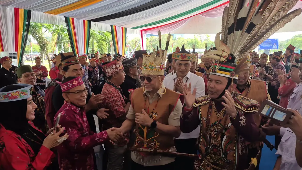 Zulhas Terima Gelar Adat Dayak