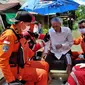 Basarnas mengevakuasi lansia dari lokasi banjir, Selasa (27/5/2020). (Foto: Dok. Basarnas Balikpapan)