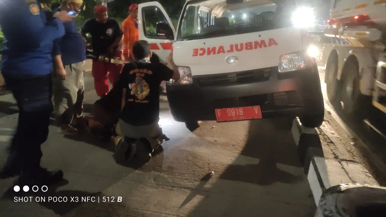 Mobil Ambulans pengangkut jenazah tersangkut di atas trotoar Jalan Perintis Kemerdekaan, Pulogadung, Jakarta Timur pada Jumat, 20 Agustus 2021 malam.