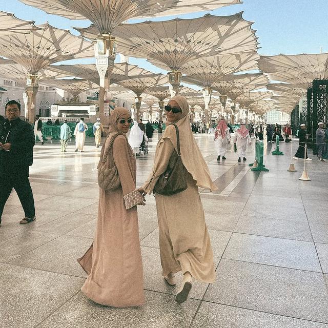 7 Potret Erica Putri Jalani Umrah dengan Sahabat, Fokus Ibadah dan Nikmati Quality Time  (instagram/ericaputrii).