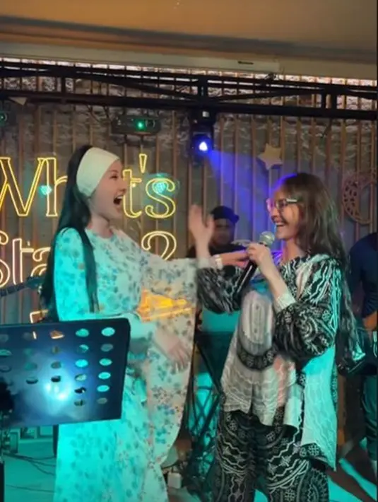 Suasana pun semakin meriah ketika Bunda Corla menantang Lucinta Luna untuk duet bareng di panggung. Penonton pun dibuat heboh karenanya. Dalam siaran langsung di Instagram, Bunda Corla mengaku senang bisa menjalankan ibadah puasa di Jakarta. Mantan artis 90-an itu rindu dengan suasana Ramadhan di Indonesia. (Liputan6.com/IG/@tamarindandlime_jkt)