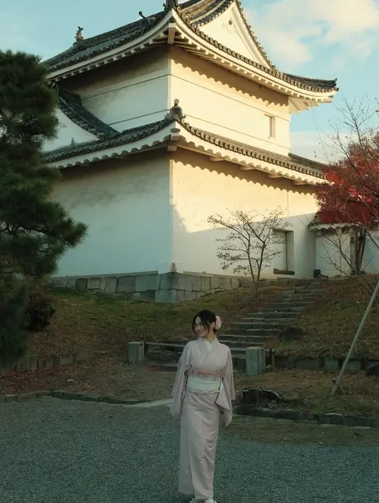 Kimono tersebut memiliki detail obi putih dan sabuk bunga-bunga pink. Dipadukan kaos kaki putih senada dengan sandal jepit baki khas Jepang yang ia kenakan. [@azizahsalsha_]