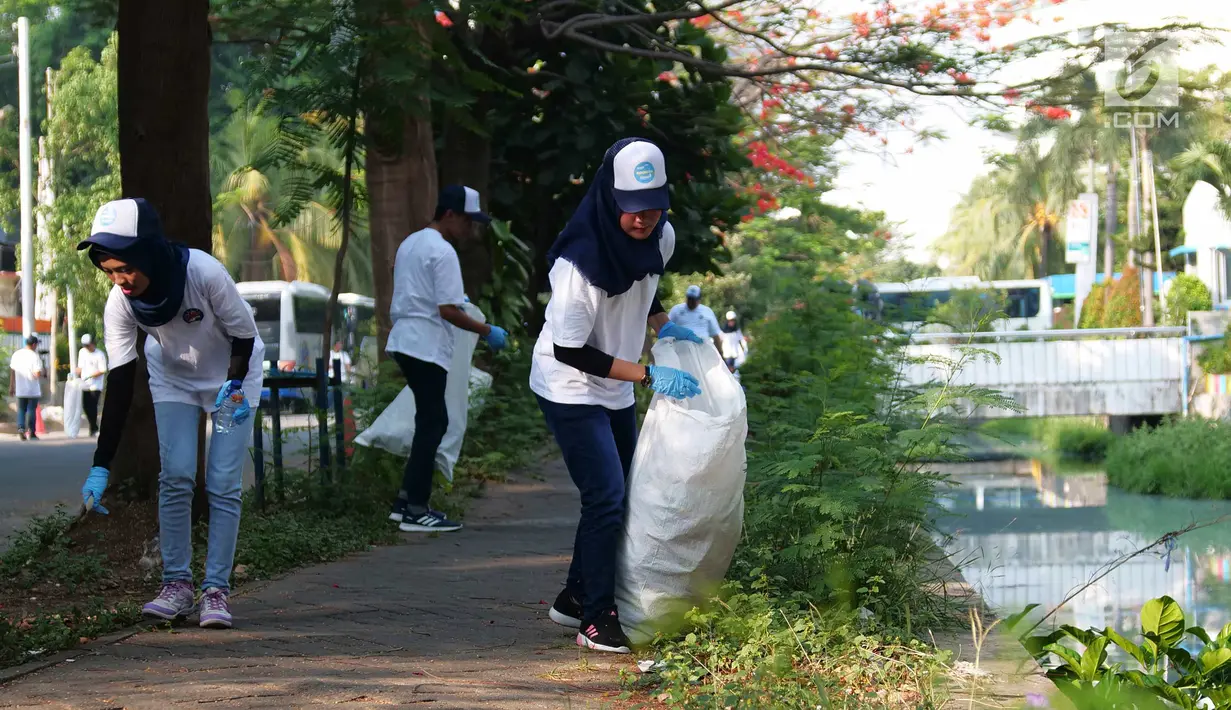 ISS Indonesia bersama Komunitas Soka Gakkai Indonesia  membersihkan sampah di kemayoran Jakarta, Sabtu (15/9) . Aksi tersebut untuk memperingati World Cleanup Day dan mengajak masyarakat untuk menjaga kebersihan lingkungan.(Liputan6.com/HO/Jov)