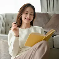 Ilustrasi perempuan membaca/copyrightshutterstock/https://www.fimela.com/zodiak