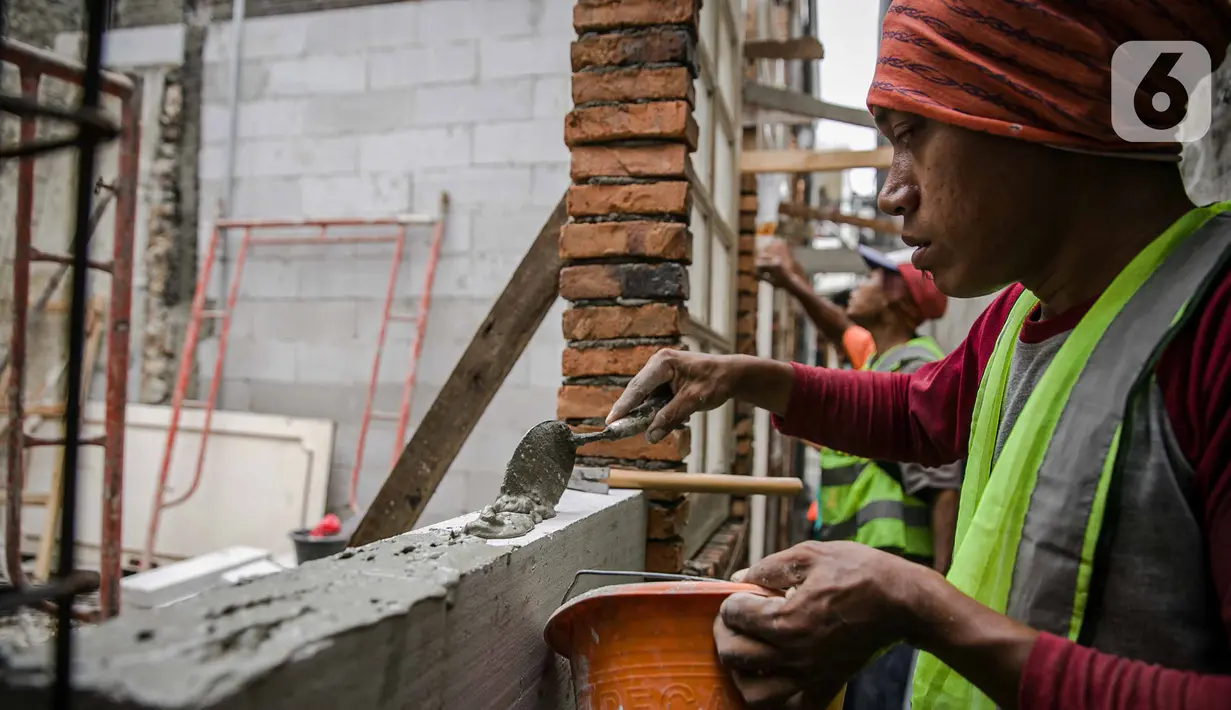 Pekerja menyelesaikan pengerjaan revitalisasi Kampung Kwitang, Jakarta, Kamis (7/4/2021). Sebanyak 27 rumah yang terbakar di Jl Kembang V, Kwitang, Jakarta Pusat, pada Sabtu (13/3) lalu. dan ditarget kan sebelum lebaran 2021. (Liputan6.com/Faizal Fanani)