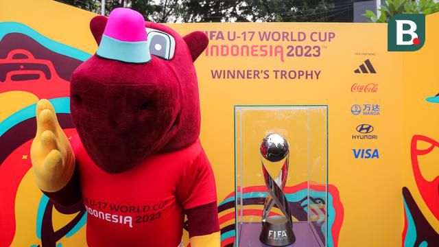 Foto: Antusiasme Warga saat Melihat Trofi Piala Dunia U-17 di Hari Bebas Kendaraan Bermotor