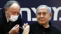 Perdana Menteri Israel Benjamin Netanyahu menerima vaksin Virus Corona COVID-19 di Sheba Medical Center di Ramat Gan, Israel pada 19 Desember 2020. (Photo credit: Amir Cohen/Pool via AP)