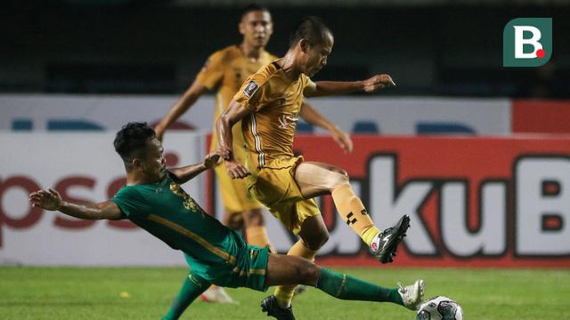 Foto: Aksi Pemain Persebaya saat Bermain Imbang Melawan Bhayangkara FC di Grup C Piala Presiden 2022