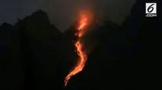 Luncuran lava pijar Merapi terus meningkat. Namun fenomena ini malah jadi tontonan warga sekitar.