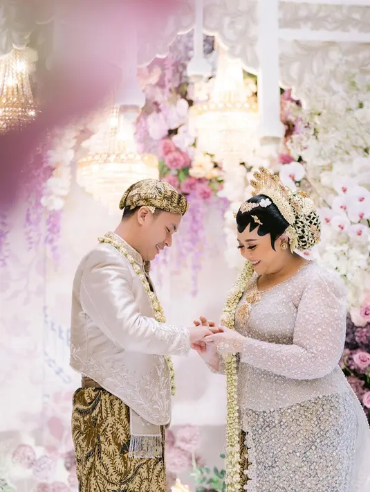 Nuansa Jawa begitu kental dengan gaya sanggul klasik dipadukan ronce melati dan kembang goyang hingga tusuk konde keemasan. Ditambah dengan aksesori anting-anting emas subeng. [@venemapictures].