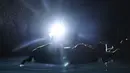 Warga memperbaiki sistem air yang dibuat dalam terowongan jalan raya di Caracas, Venezuela, Kamis (11/6/2020). Tanpa air minum dari otoritas pemerintah, penduduk Esperanza mengumpulkan air dari dalam terowongan jalan raya Baralt yang tidak pernah selesai. (AP Photo/Matias Delacroix)