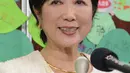 Yuriko Koike memberikan pidato saat merayakan kemenangannya sebagai Gubernur Tokyo, Jepang, Minggu (31/7). Yuriko terpilih menjadi wanita pertama yang memimpin ibukota Jepang. (AFP PHOTO / Jiji Press)
