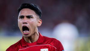 Pemain Timnas Indonesia, Marselino Ferdinan, merayakan gol yang dicetak oleh Ole Romeny ke gawang Bahrain pada laga kedelapan putaran ketiga Grup C kualifikasi Piala Dunia 2026 di Stadion Utama Gelora Bung Karno, Jakarta, Selasa (25/3/2025) malam WIB. (Bola.com/Bagaskara Lazuardi)