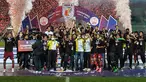 Persis Solo menjadi kampiun Liga 2 2021 usai membungkam Rans Cilegon FC dalam laga final di Stadion Pakansari, Bogor, kamis (30/12/2021). Dua gol striker Persis, Irfan Bachdim hanya mampu dibalas satu kali oleh Rans Cilegon FC melalui Alfin Tuasalamony. (Bola.com/Bagaskara Lazuardi)