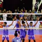 Tim Voli TNI AL saat bertanding melawan tim PBVAD pada final turnamen Danjen Kopassus Open Volleyball Tournament di GOR Nanggala, Jakarta. Minggu (08/4). Tim TNI AL memenangkan set keempat 25-19 atas tim PBVAD.  (Liputan6.com/Johan Tallo)