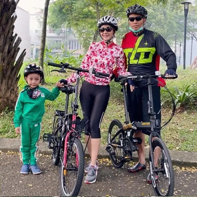 7 Momen Seru Uut Permatasari dan Keluarga saat Gowes Bareng