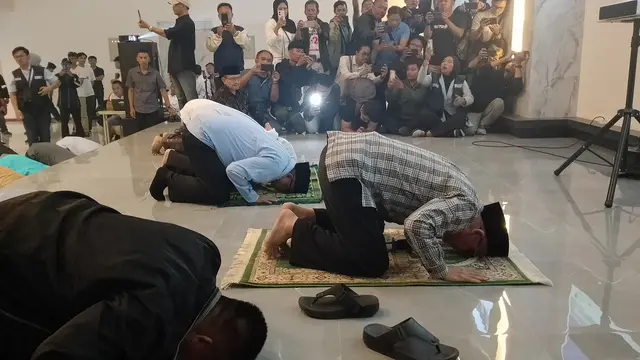Paslon Abdusy Syakur Amin-Luthfianisa Putri Karlina (Santri) nomor urut dua, nampak sujud syukur setelah sukses mendapatkan suara terbanyak dalam Pilkada Garut 2024 mengalahkan paslon Someah. (Liputan6.com/Jayadi Supriadin)