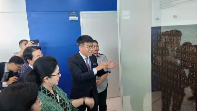 Menkes Nila meninjau pabrik obat kanker di Cikarang, Jawa Barat pada Selasa (10/7/2019) (Liputan6.com/Giovani Dio Prasasti)