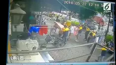 Proses penyelamatan seorang bocah berusia 3 tahun terjun dari lantai 5 sebuah bangunan. Bocah tersebut menderita patah tulang lengan.